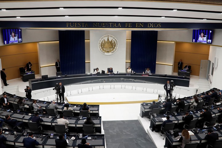 Fue aprobada en una sesión exprés, sin debate, con el voto afirmativo de 57 de los 60 diputados. Foto: EFE