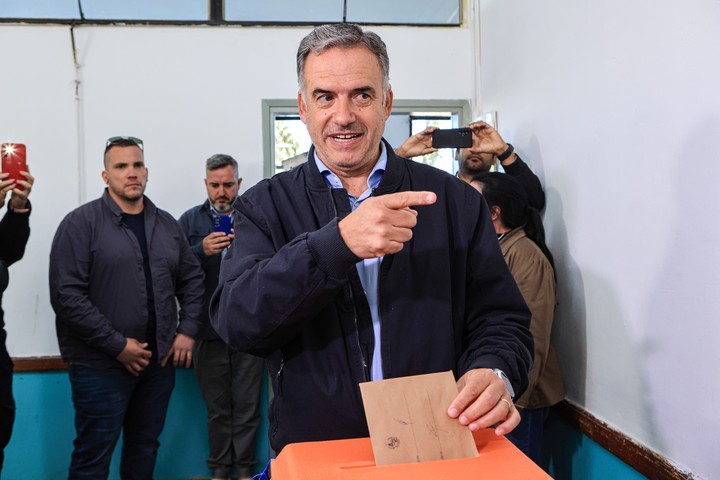 El presidente de Uruguay, Yamandú Orsi, vota en las elecciones departamentales y municipales este domingo, en Canelones. Foto EFE