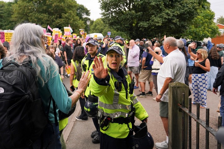 Manifestantes rechazan la presencia de soliciantes de asilo en Essex. Foto:AP