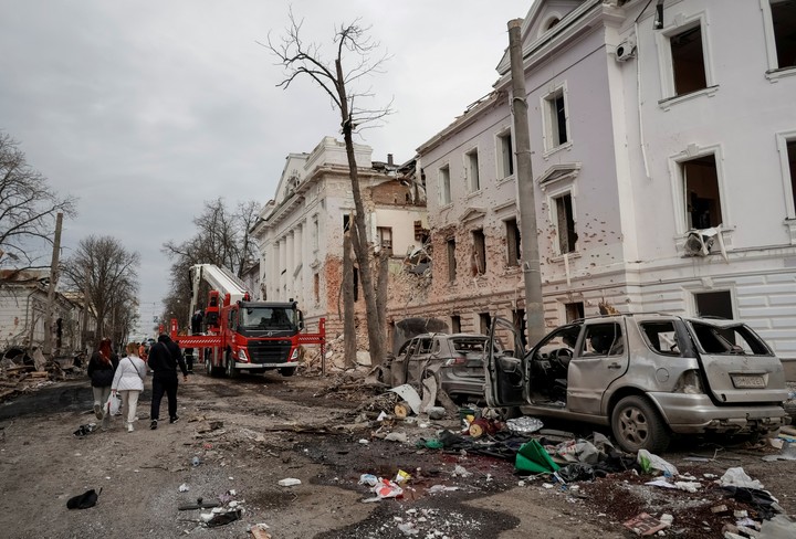 Una vista muestra el lugar del ataque con misiles rusos, en medio del ataque ruso contra Ucrania, en Sumi, Ucrania. Foto Reuters