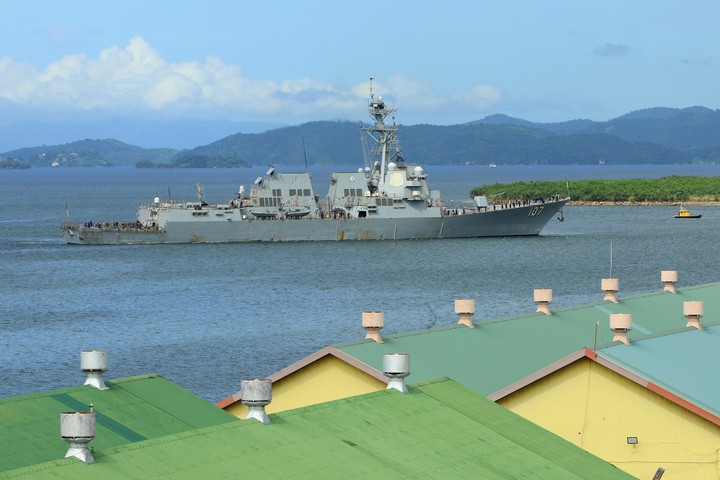 El destructor USS Gravely de la Armada de Estados Unidos arribó este domingo, a Puerto España (Trinidad y Tobago). Foto EFE