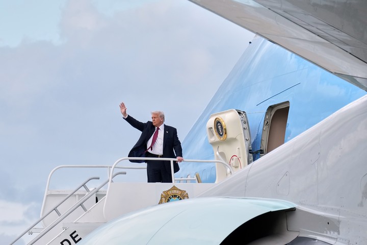 El presidente Donald Trump aborda el Air Force One el miércoles 5 de noviembre de 2025 en el Aeropuerto Internacional de Miami, rumbo a Washington. Foto AP
