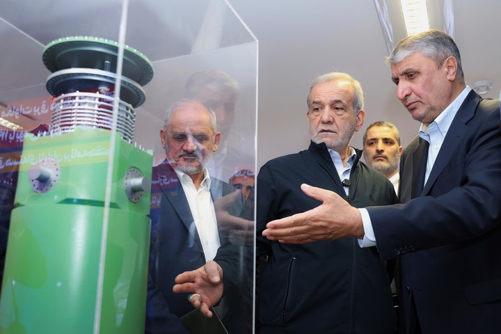 El presidente Masud Pezeshkian, segundo a la derecha, escucha al jefe de la Organización de Energía Atómica de Irán, Mohammad Eslami, mientras visita una exposición de los logros nucleares de Irán en Teherán, Irán, el 9 de abril pasado. Foto AP