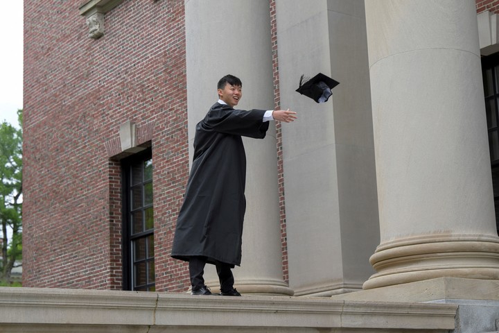 Un graduado de Harvard celebra en el campus en Cambridge, Massachussets. Foto: REUTERS 