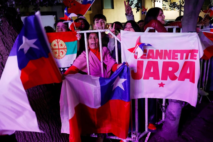 Seguidores de la candidata comunista, Jeannette Jara, festejan su triunfo este domingo, en Santiago. Foto EFE/ Elvis González
