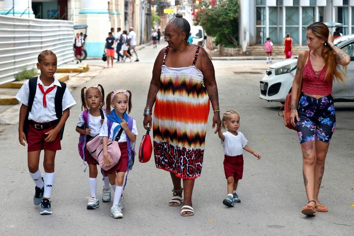La falta de profesores y uniformes, así como de material escolar básico, marcan el arranque del curso escolar 2025-2026 en Cuba. Foto EFE