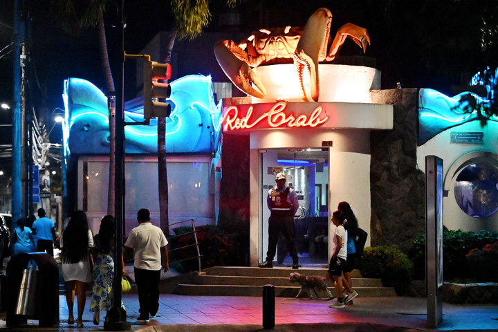 Un guardia de seguridad se encuentra en la entrada de un restaurante en Guayaquil. Foto AFP