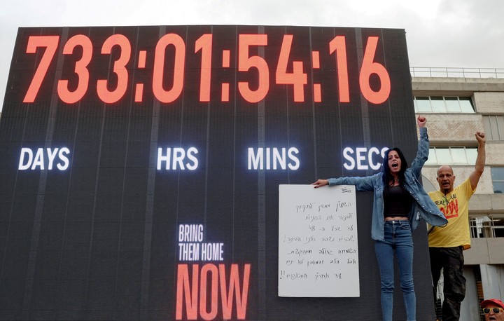 Einav Zangauker, madre del rehén Matan Zangauker, sostiene un cartel con un poema que pide el regreso de todos los rehenes. Foto: REUTERS/Ronen Zvulun