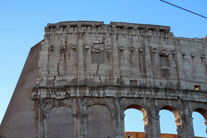 Vista de las grietas del Coliseo de Roma. Foto EFE