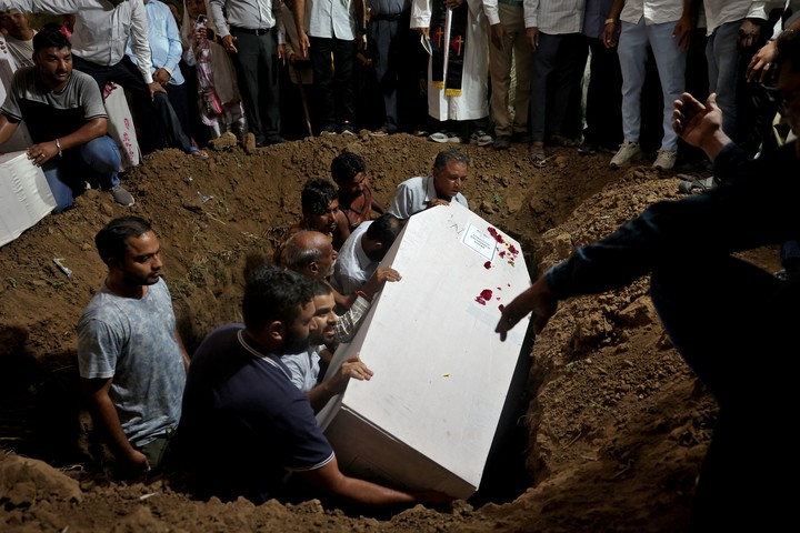 Varios testigos dijeron haber visto cuerpos carbonizados y restos humanos esparcidos. Foto Reuters