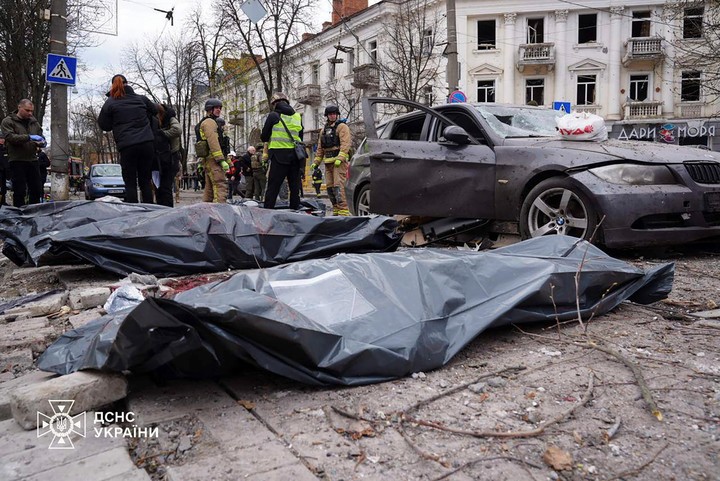 Equipos de emergencia en la la ciudad nororiental de Sumi tras el ataque de Rusia con misiles balísticos. Foto EFE