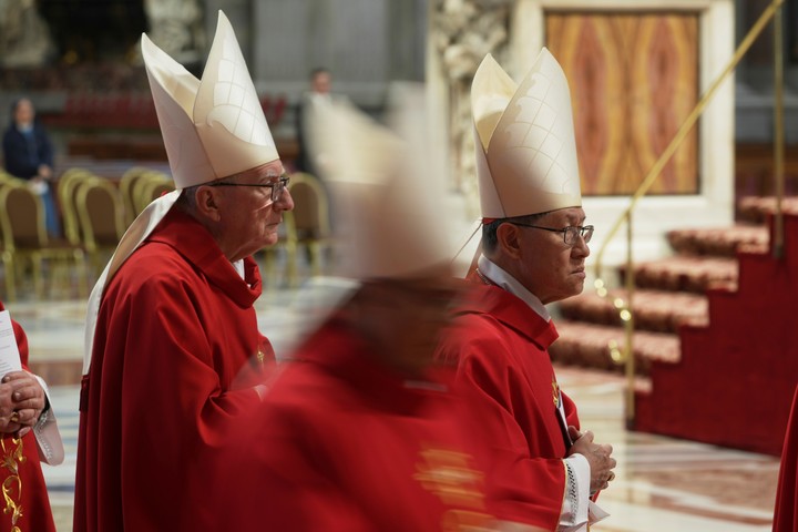 El cardenal Luis Antonio Tagle, de lentes, y detrás suyo Pietro Parolin, ambos son candidatos a suceder a Francisco. Foto AP.