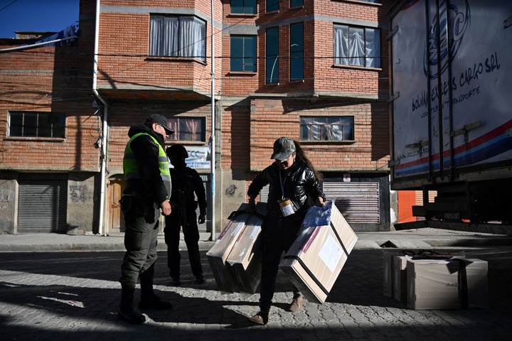 La Justicia Electoral reparte las urnas en El Alto, cerca de La Paz, Bolivia. Foto: Reuters/Claudia Morales