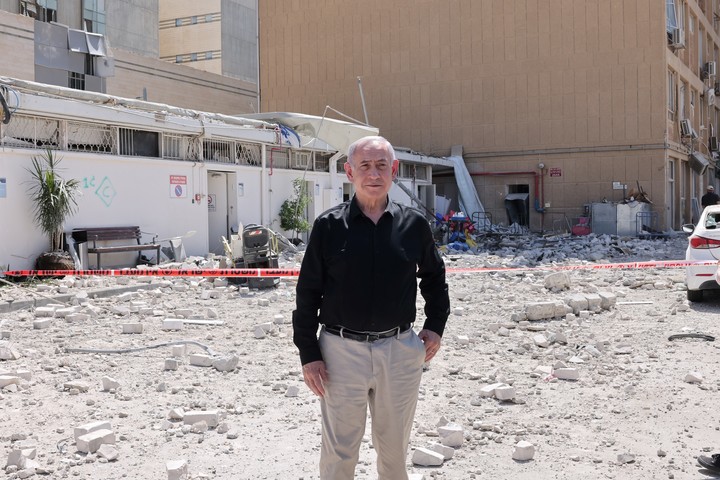 El primer ministro de Israel,  Benjamin Netanyahu, este jueves, frente al hospital de Beersheva atacado por misiles de Irán. Foto: EFE 