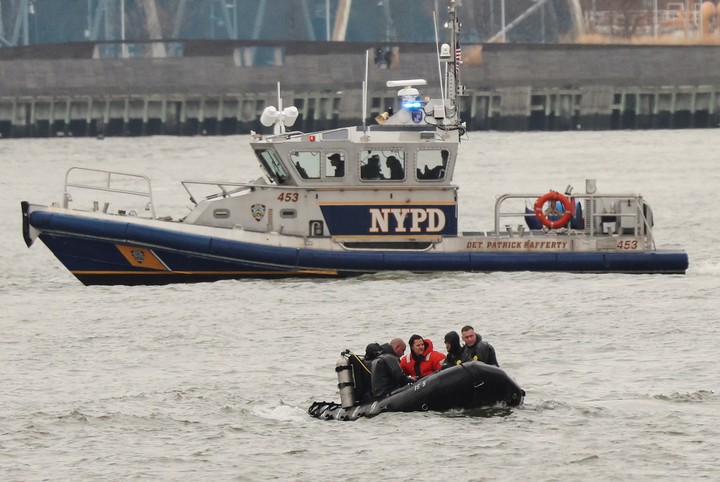 Un equipo de buzos de la policía de Nueva York, en camino hacia el lugar donde se desplomó un helicóptero, el jueves, en el río Hudson. Foto: AP 