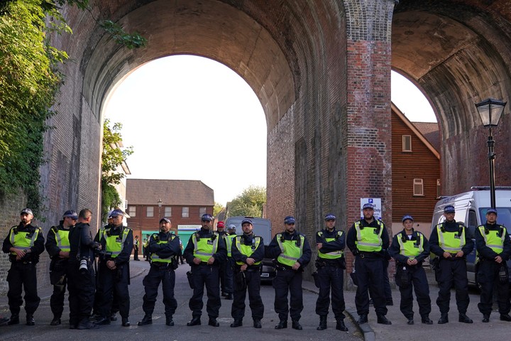 La policía bloquea una calle durante una protesta contra la política migratoria británica en Orpington, cerca de Londres, este viernes. Foto: AP