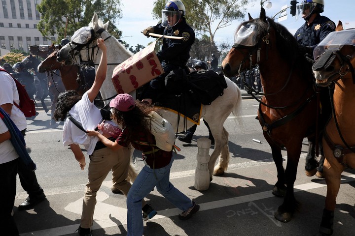 Incidentes en una marcha contra Trump en Los Angeles. Foto Reuters