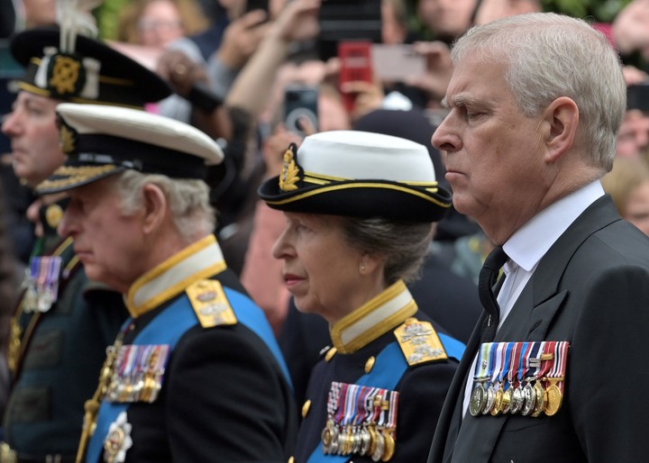 El rey Carlos III, la princesa Anne y el príncipe Andrés, en el funeral de la reina Isabel II, en septiembre de 2022. Foto: EFE  