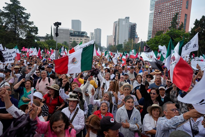 Manifestantes gritan consignas contra las primeras elecciones judiciales del país durante una protesta en el Monumento a la Revolución en la Ciudad de México. Foto AP