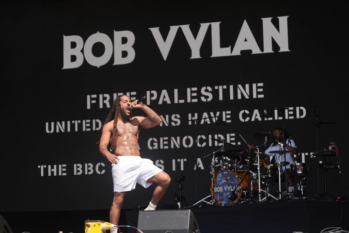 El grupo punk de Bob Vylan, con consignas propalestinas en el escenario de Glastonbury, el fin de semana. Foto: AP  