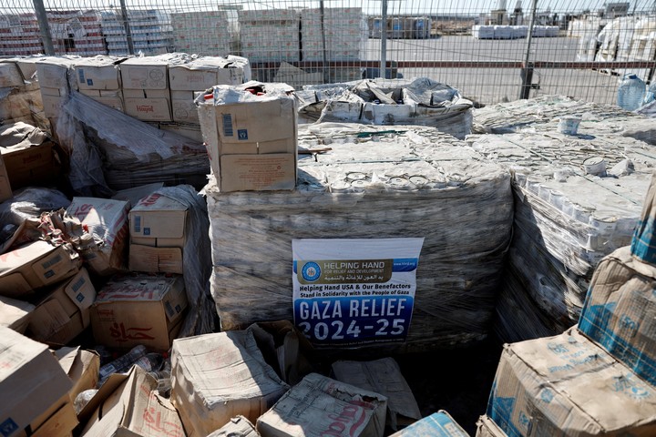 Cargamentos de ayuda para la población de la Franja de Gaza, en el cruce fronterizo de Kerem Shalom. Foto: REUTERS 