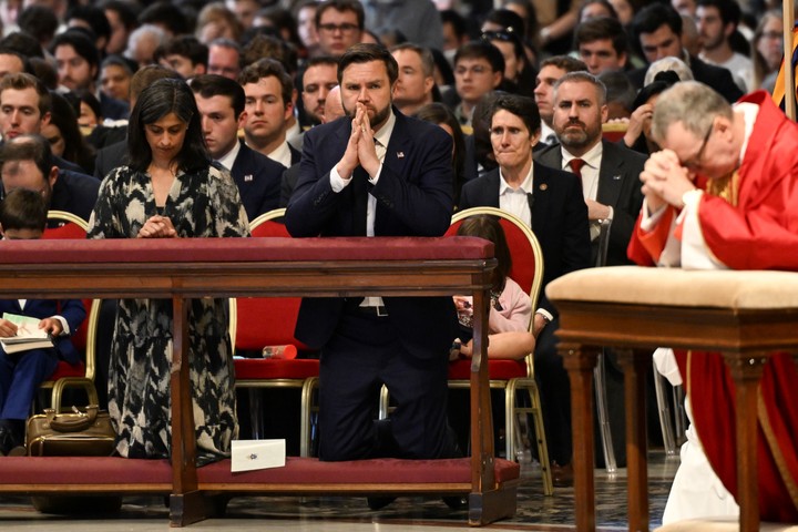 El vicepresidente de Estados Unidos J. D. Vance y su esposa Usha Vance asisten a la misa de Viernes Santo en la Basílica de San Pedro del Vaticano. Foto: Kenny Holston/The New York Times