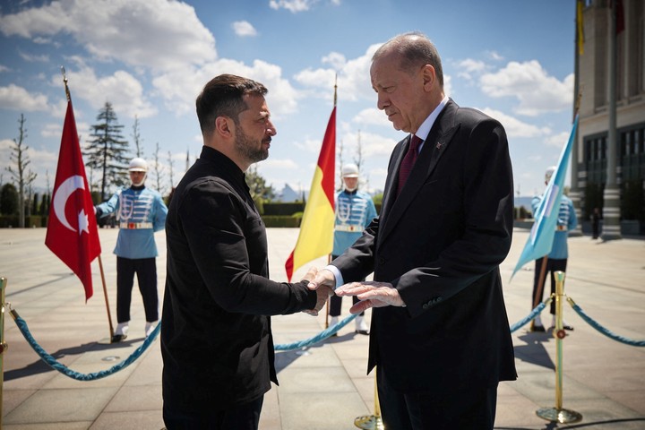 El presidente de Turquía recibió este jueves en Ankara a su par de Ucrania, Volodimir Zelenski. Foto: REUTERS 